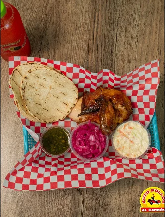 Pollo al carbón con tortillas y acompañamientos
